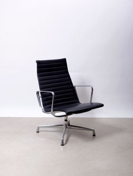 Charles Eames – Black Leather EA115