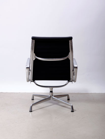 Charles Eames – Black Leather EA115